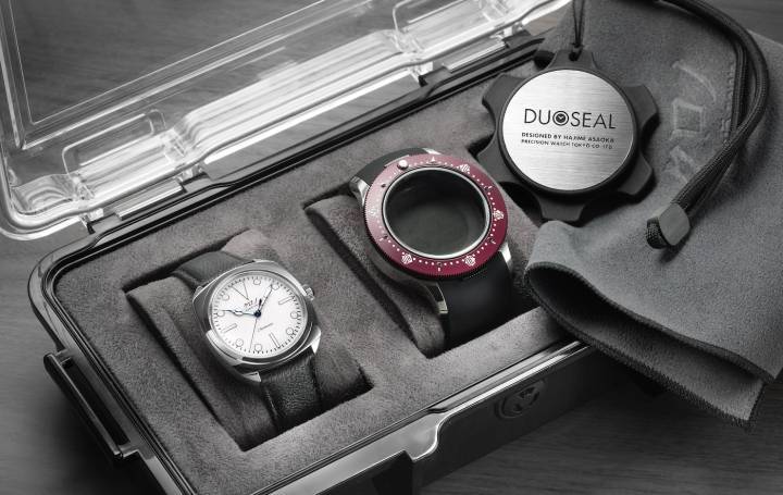 La dernière création de Kurono Tokyo, une montre de ville élégante de 37 mm de forme coussin qui se transforme en montre étanche en enfilant un boîtier étanche qui vient cacher et protéger jusqu'à la couronne de la montre. Un design unique.