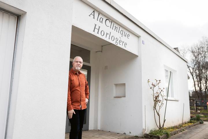 Christian Etienne devant sa Clinique Horlogère de Porrentruy. Photo Guillaume Perret