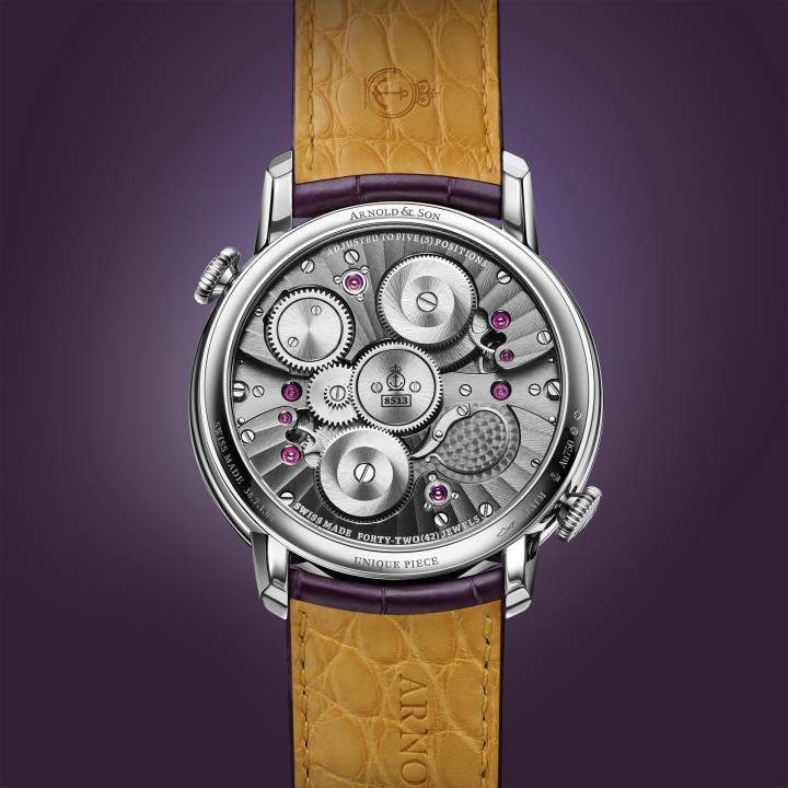 Après le jade impérial, la malachite ou l'ambre de la Baltique, Arnold & Son s'empare de la charoïte pour son dernier modèle Double Tourbillon.