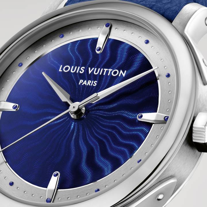 La Louis Vuitton Escale Platinum Guilloché and Grand Feu Enamel (2025) propose un exemple d'émail «flinqué» avec un guillochage en sous-couche de l'émail.