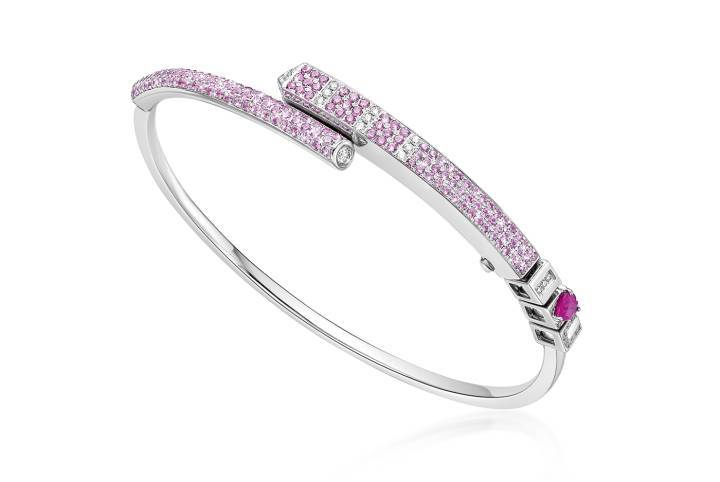 Bracelet de la collection Undivided Love, or blanc, saphirs roses et diamants.