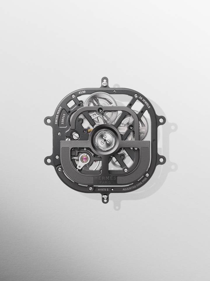 Mouvement Hermès H1978S à remontage automatique, conçu en collaboration avec Vaucher Manufacture Fleurier: 27 mm de diamètre, 4,165 mm d'épaisseur, 168 composants, 26 rubis, 28'800 alternances/heure (4 Hz). Réserve de marche d'environ 60 heures.