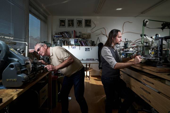 Dominique Renaud et Julien Tixier, dans l'atelier de Julien, Vallée de Joux.