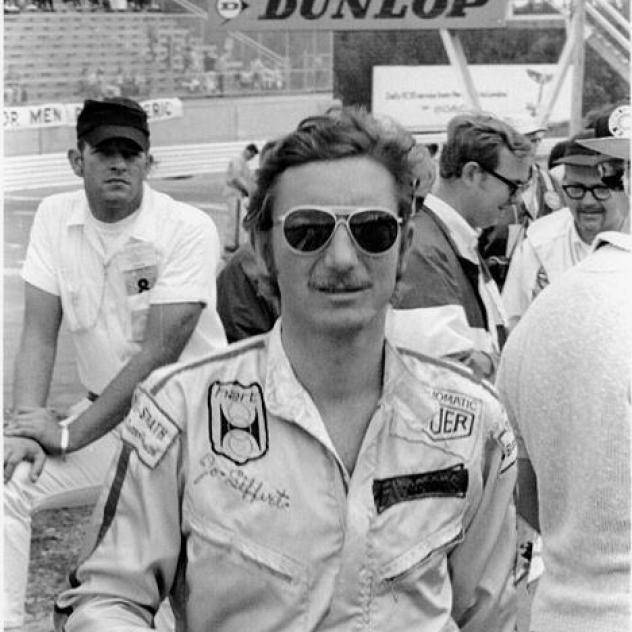 Considéré comme l'un des meilleurs coureurs automobiles de l'Histoire, Jo Siffert, né en 1936 à Fribourg, était un pilote officiel de Porsche mais aussi un revendeur de la marque. Jack Heuer a eu recours à lui pour promouvoir le lancement de son chronographe Carrera.