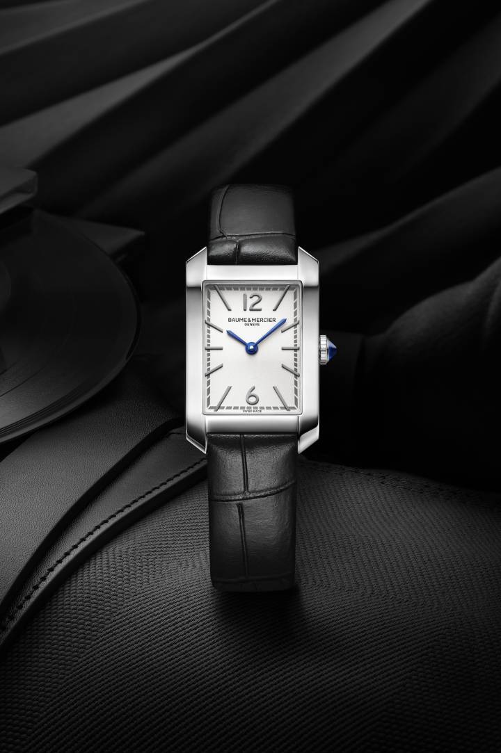 Lancée en 1994, la collection Hampton a été revisitée dans de fines proportions de 35 x 22,2 mm pour 6,92 mm d'épaisseur. Cadran opalin argenté, chiffres arabes rhodiés placés à 12h et à 6h, index rivés rhodiés, aiguilles de forme glaive bleues et minuterie grise. Mouvement à quartz d'une autonomie de six ans. 