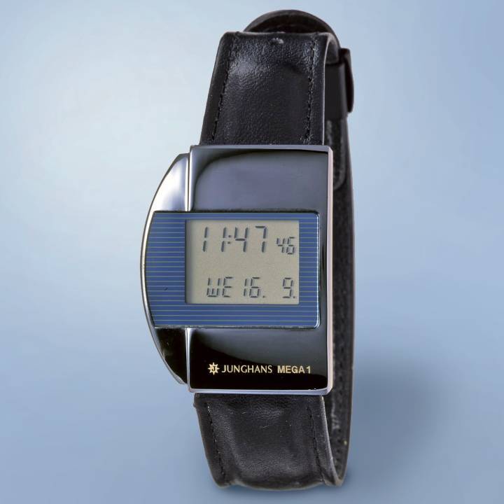 La Mega-1, première montre-bracelet radio-commandée lancée en 1990. La version solaire sortira en 1993.