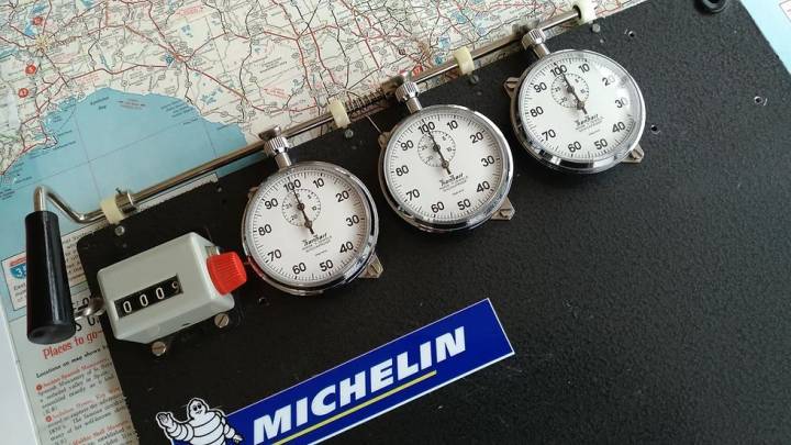 Le calibre imaginé par Stephen McDonnell, passionné de course automobile, associe des fonctions qui n'étaient jusque-là permises que par la juxtaposition de plusieurs chronographes. 