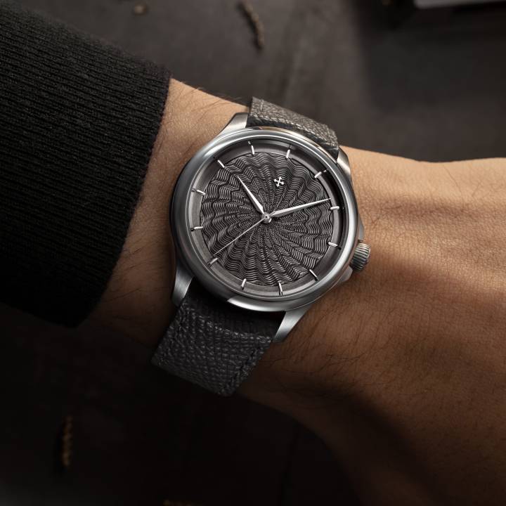 La Redentore Utopia II est présentée dans un boîtier en acier inoxydable 316L de 38 mm de diamètre, pour une épaisseur de 8,9 mm. 