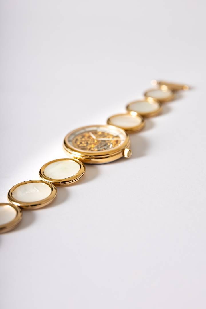 L'Ondine est une montre-bijou avec son bracelet formé de maillons ronds et évidés qui peuvent être sertis de nacre, de pierres dures ou précieuses. 