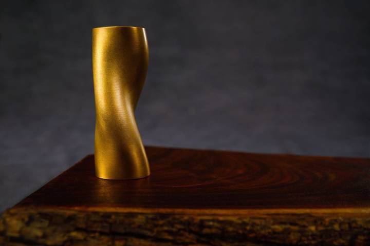 Cette pièce moulée en bronze matérialise la courbe nécessaire pour traduire, à l'aide d'une came, le temps incrémentiel absolu (mesuré par le pendule de torsion) en une heure solaire, cette dernière dépendant de l'orbite et de l'inclinaison de la Terre. 
