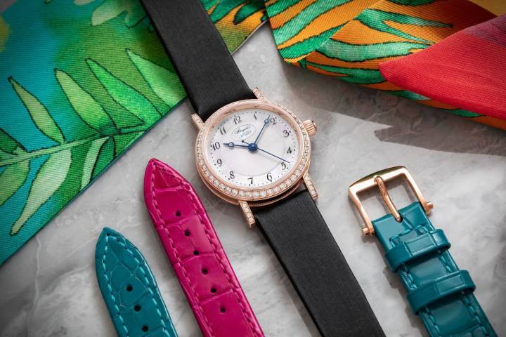 Pour la première fois au sein des collections Breguet, la Classique Dame 8068 est proposée dans un coffret qui comporte trois bracelets interchangeables – un en tissu satiné noir et deux en cuir d'alligator coloré bleu sarcelle et violet pour l'or blanc, bleu paon et framboise pour l'or rose, tous fournis avec boucle or. Le très ingénieux système d'interchangeabilité permet de passer d'un bracelet à l'autre en quelques secondes, sans avoir recours à un outil. Calibre automatique 537/3, avec masse oscillante guillochée main, échappement à ancre suisse et spiral en silicium. Réserve de marche de 45 heures.