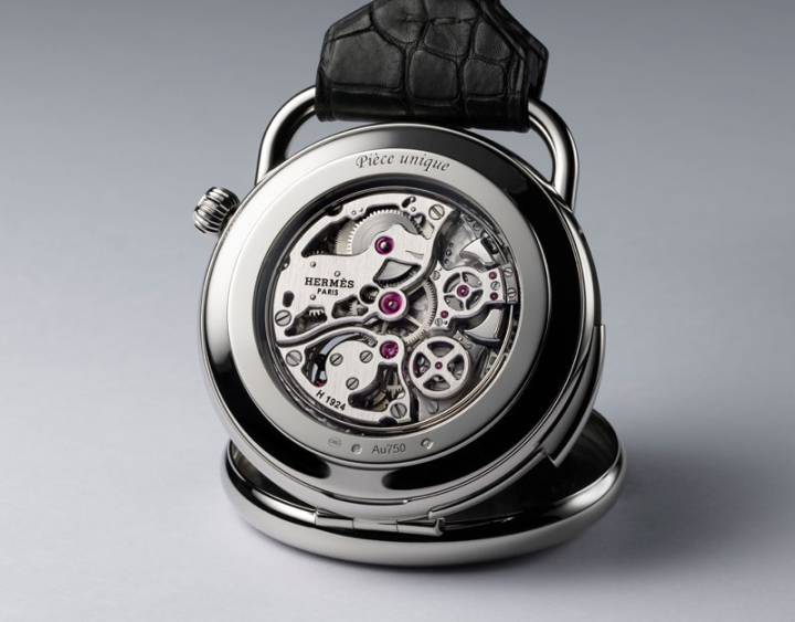 Le mouvement tourbillon volant répétition minute Hermès H1924 dans son boîtier d'or blanc.