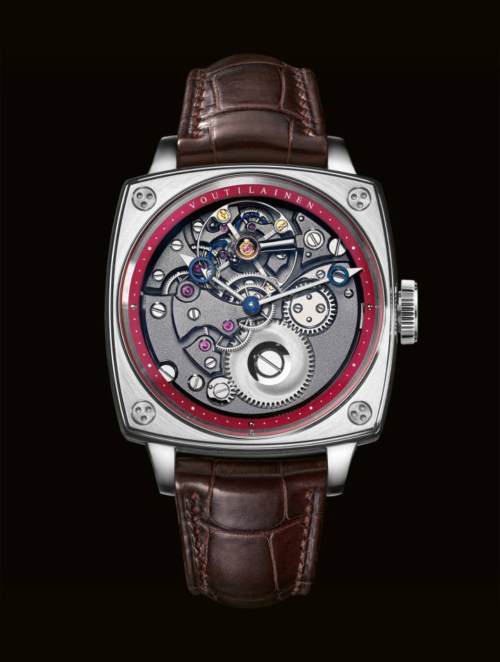 Montre Voutilainen KV20i Inversé CS: l'inédit mouvement inversé de Voutilainen, avec ses deux roues d'échappement avec impulsion directe et son pont de balancier à un seul bras, s'affiche en pleine face de la montre, avec heure et minute. Mais c'est toute la construction qui est aussi inversée et, esthétiquement, on retrouve au dos la signature décorative emblématique de Voutilainen, l'art du guillochage main, dans le cadran et le compteur de secondes d'une éclatante voire provocante couleur cerise, finement guillochés. Très contemporain, le boîtier qui l'abrite est en forme de puissant coussin de 39mm alternant finition satinées et surfaces polies, prolongé par des cornes courtes et incurvées. Cette forme coussin contemporain descend en droite ligne de la montre de poche Voutilainen TP1 pour Only Watch 2019 créée en collaboration avec sa fille Venla, qui avait notamment poussé son père à utiliser une couleur orange percutante. Comme l'est la couleur cerise ici.