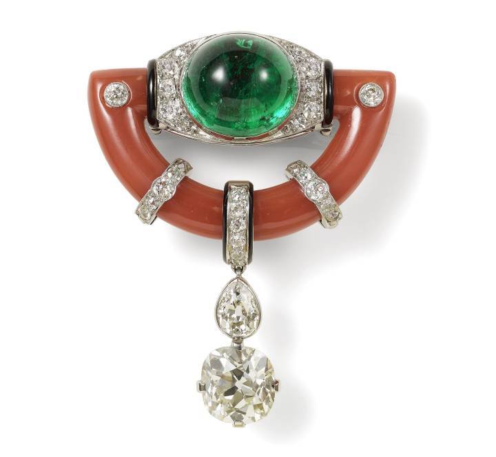 Broche, Cartier New York, commande spéciale, 1925. Platine, un cabochon émeraude 15.2 carats, un coussin diamants 3.83 carats, corail, émail noir, diamants. Nils Herrmann, Collection Cartier ©Cartier