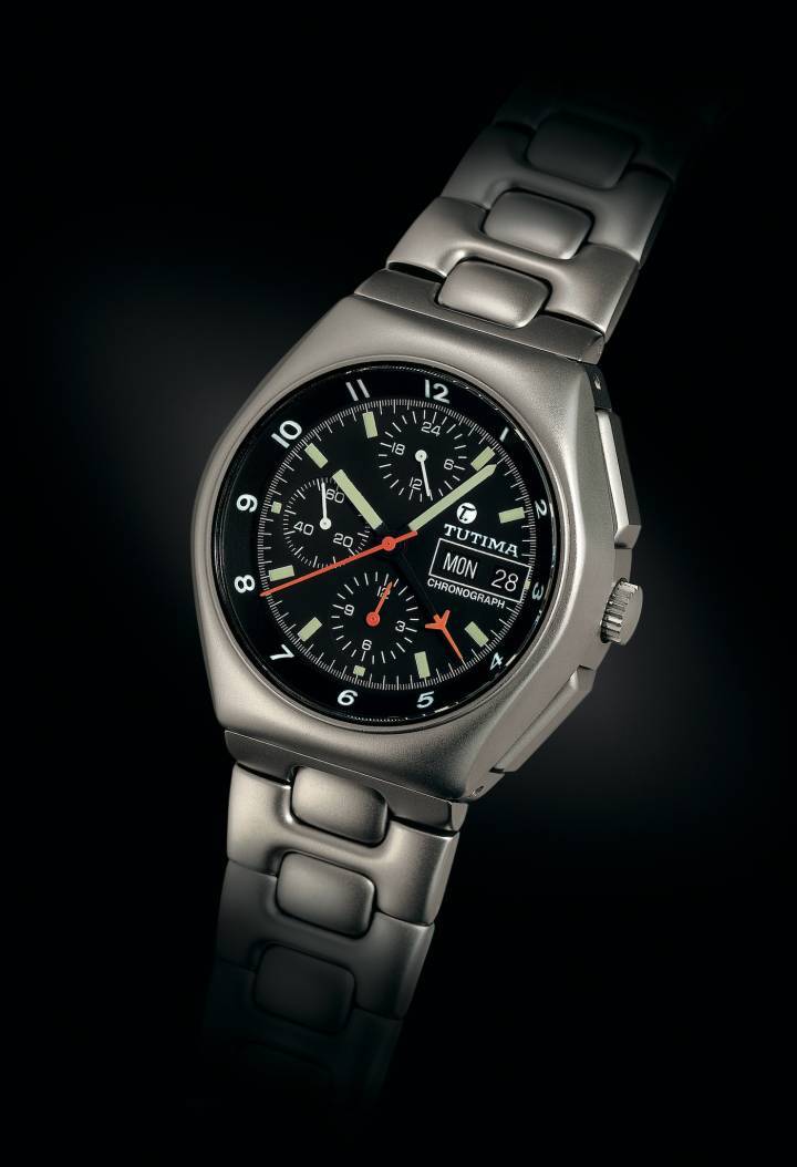 Military Chronograph ref.798, équipé d'un calibre Lémania 5100. Sélectionné par l'armée allemande et l'OTAN en 1984 comme chronographe officiel. Son design avec sa boîte entièrement arrondie, sans bords saillants et ses poussoirs intégrés lui confèrent une sécurité et une facilité d'utilisation optimales.