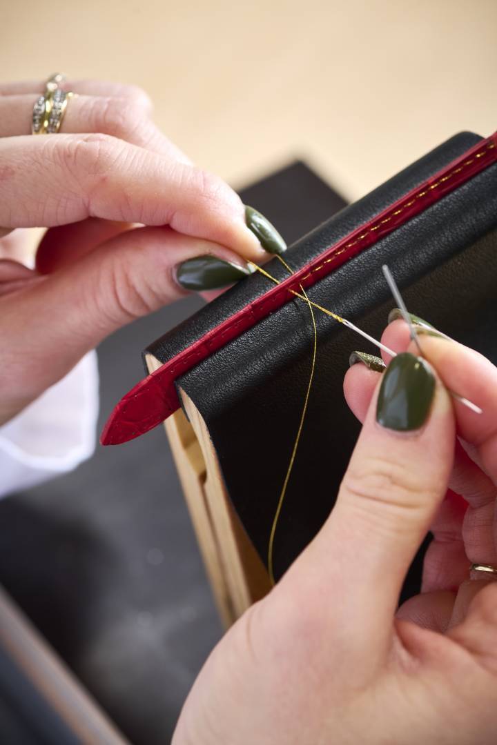 Bracelets: Jean Rousseau propose désormais la couture en fil précieux