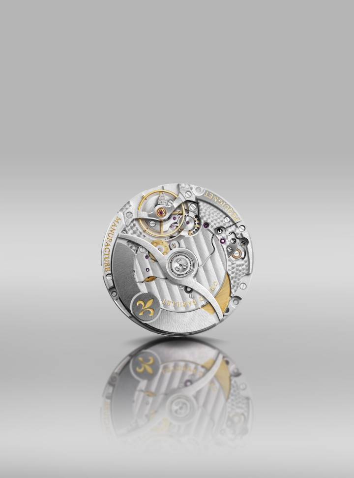 Le Calibre Royal, dans cette nouvelle version Jour-Date-Lune déployée sur la Royale Paris, incarne l'ambition de Pequignet - et plus largement de l'horlogerie française - dans le mouvement mécanique.