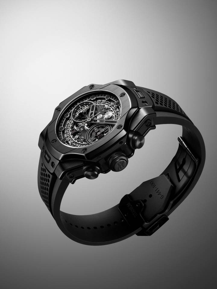 En collaboration avec le designer britannique Samuel Ross et limitée à 200 exemplaires, la Big Bang Unico SR_A présente un habillage monochrome en céramique et un bracelet en caoutchouc avec un motif en nid d'abeille nouvellement développé.