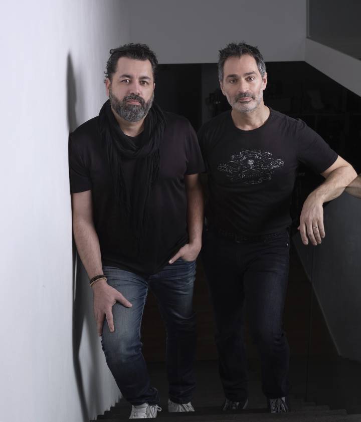 Le photographe suisse Denis Hayoun (à droite) s'est associé avec le spécialiste de la vidéo Fabrice Rabhi pour lancer un mini-studio TV conçu pour faciliter les interactions en ligne entre marques, détaillants, journalistes et clients.
