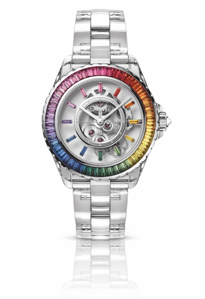  Le modèle J12 X-Ray Calibre 3.1 de Chanel est entièrement réalisé en cristal de saphir et serti de diamants taille baguette. En 2020, la marque a présenté pour la première fois un bracelet entièrement en saphir.