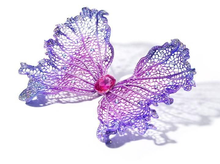 Les ailes complexes de la broche Ethereal Butterfly de Wallis Hong ont été réalisées en incorporant la technique ancestrale chinois de la sculpture en creux de jade, tout en utilisant du titane ultramoderne, pour une légèreté exceptionnelle.