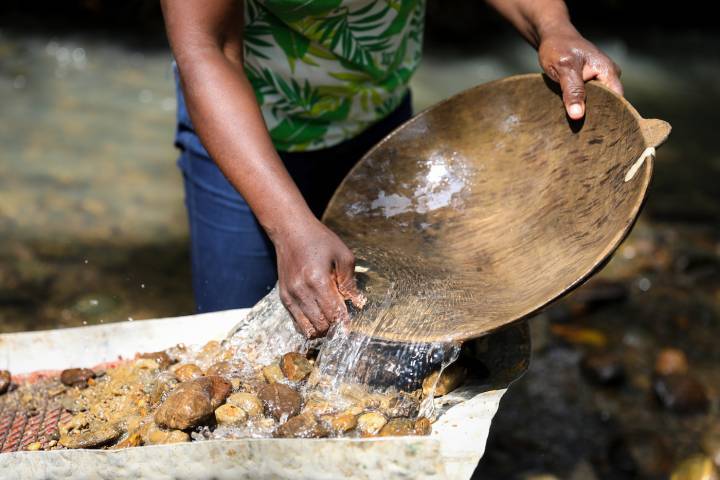 Depuis 2019, Chopard est impliquée dans un projet visant à soutenir les communautés artisanales qui s'approvisionnent auprès des Barequeros, des mineurs d'or artisanaux d'El Chocó en Colombie. Cela concerne plus de 700 mineurs indépendants. 