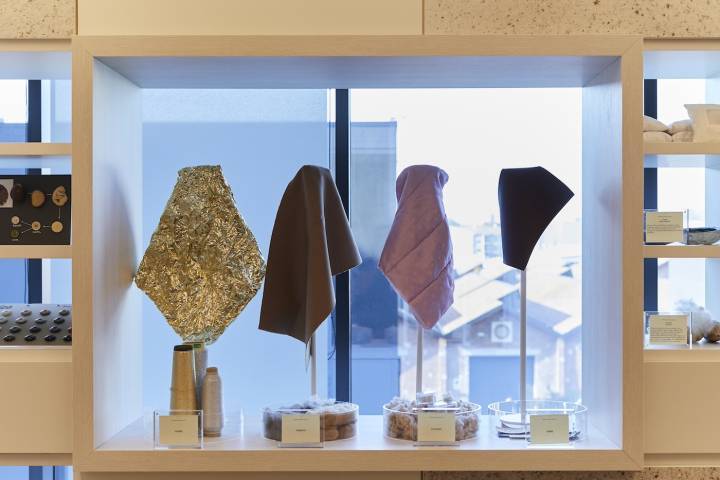 Le Groupe Kering a créé en 2013 un Material Innovation Lab (MIL) dédié aux tissus et aux textiles durables. Basée à Milan, cette bibliothèque de tissus durables à la disposition des équipes créatives des Maisons représente un moteur de changement au sein d'un circuit d'approvisionnement complexe visant à promouvoir la circularité.