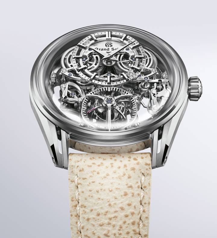 En 2022, Grand Seiko a présenté sa première complication mécanique, la Kodo Constant-force Tourbillon, une montre révolutionnaire qui combinait un tourbillon et un mécanisme à force constante en une seule unité, sur un seul axe, pour la première fois dans l'histoire de l'horlogerie. En tant que telle, elle a représenté une étape majeure dans l'histoire de Grand Seiko et a été reconnue par la communauté horlogère internationale lorsqu'elle a reçu le prix de chronométrie lors du Grand Prix d'Horlogerie de Genève de cette année-là. Aujourd'hui, l'histoire de la Kodo se poursuit avec l'introduction d'un garde-temps en édition limitée inspiré par le lever du jour; son design complète parfaitement celui de la première. 