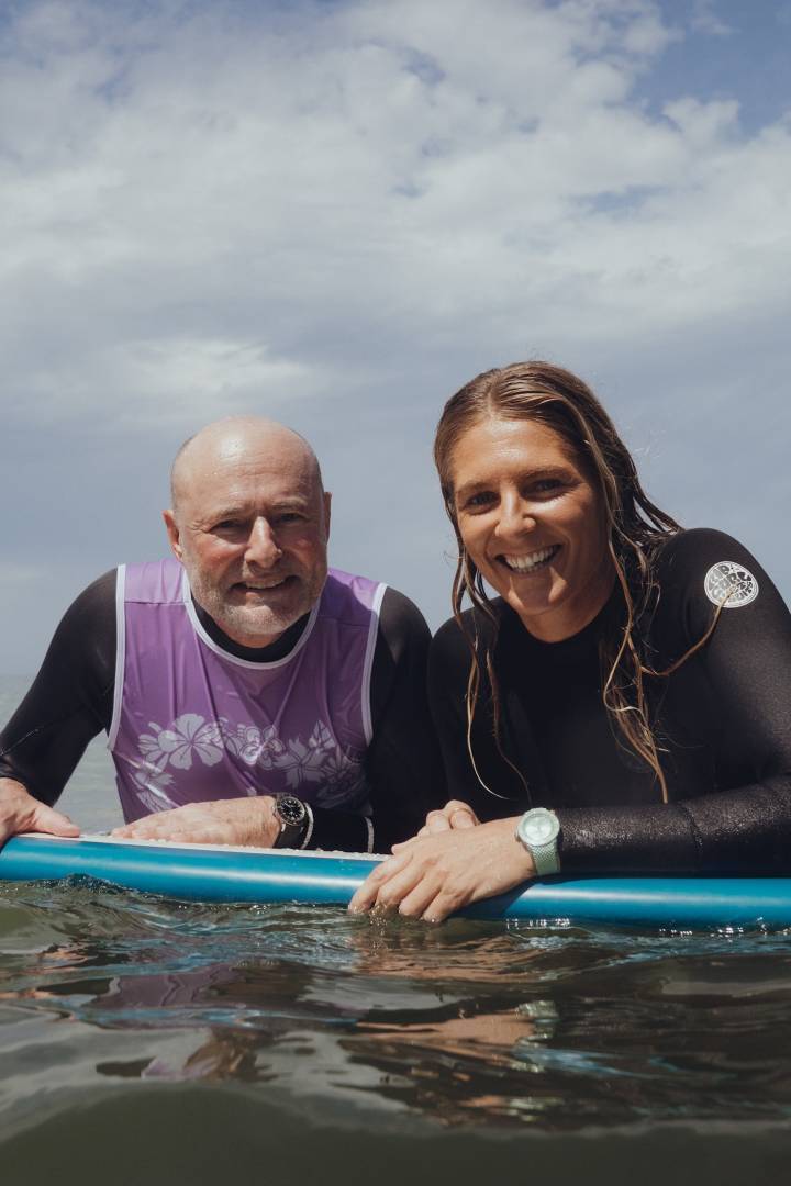Georges Kern mouille le maillot avec Stephanie Gilmore, surfeuse professionnelle et ambassadrice de la marque.