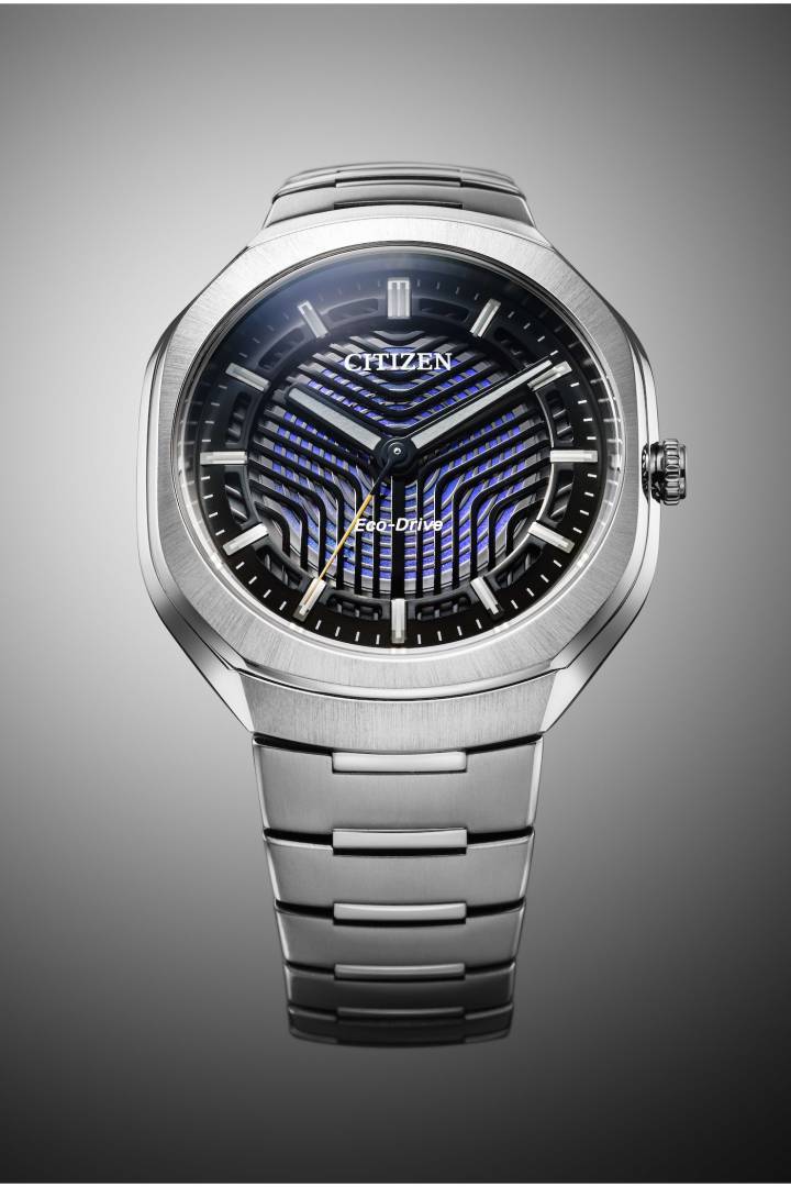 Egalement présentée pour le cinquantenaire d'Eco-Drive et proposée en deux versions, l'Eco-Drive Photon présente un design innovant qui exprime l'évolution et les progrès de cette technologie convertissant la luminosité - même faible - en énergie pour la montre.