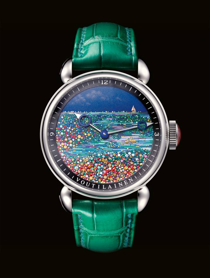 La Montre Voutilainen 28 KOHAN pièce unique: comment résumer une telle pièce, réalisée à sa demande pour un collectionneur finlandais désireux d'offrir à sa femme le cadeau d'une vie? Tout le décor du cadran, du boîtier, des deux faces du couvercle et du mouvement lui-même est le résultat de ses souhaits. On va retrouver sur le cadran des scènes de l'archipel du lac Saimaa, entre eau et feuillages de l'automne finlandais, sur l'extérieur du couvercle deux coccinelles à sept points (l'insecte national de la Finlande) posées sur une feuille de bouleau argenté (l'arbre national de la Finlande). L'intérieur présente des fleurs de muguet (la fleur nationale) et un papillon azuré des nerpruns (le papillon national de la Finlande), montré en plein vol, ailes déployées, cherchant du nectar. Un œil aguerri y verra encore une foule de détails sur le boîtier en or blanc: une petite carte de Finlande, une empreinte d'ours (l'animal national), la date d'anniversaire de l'épouse, voire dans le mouvement lui-même, avec son rochet et son pont richement décorés, sans oublier une amusante indication de réserve de marche figurée par une bouteille de Vichy, l'eau préférée de l'épouse!