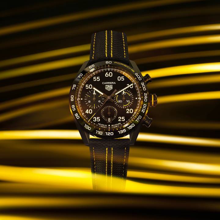 En février 2021, TAG Heuer et Porsche ont formé un partenariat ambitieux. Ils présentent une nouvelle création commune basée sur la Carrera Sport Chronograph. Les tons jaunes s'inspirent de la couleur réservée par le constructeur à ses véhicules les plus sportifs.