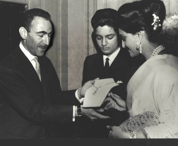 Pierre Arpels présentant le diamant Princie en 1960 à la Maharani de Baroda