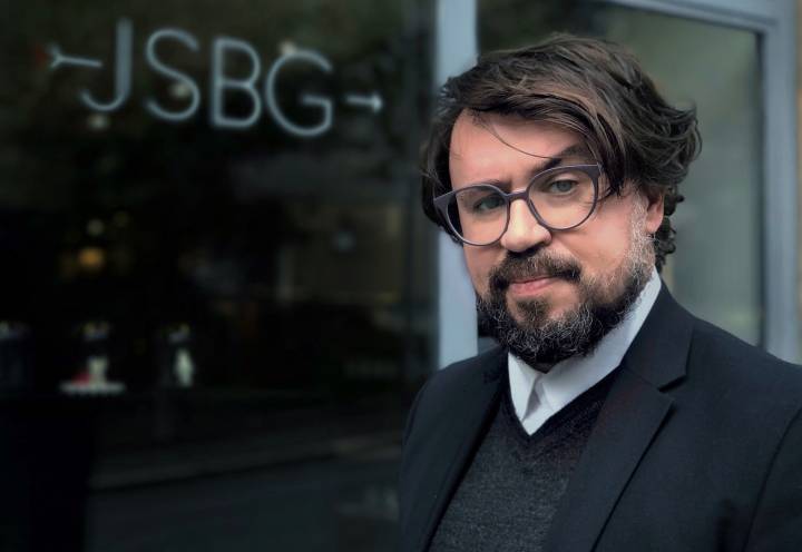 Jorge Guerreiro, fondateur du blog JSBG et du JSBG Store, couvre à la fois l'horlogerie et l'automobile.