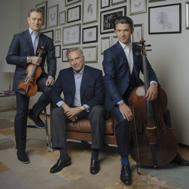 Karl-Friedrich Scheufele, co-président de Chopard, avec le violoniste Renaud Capuçon et son frère violoncelliste Gautier Capuçon, qui ont contribué à développer le son des nouveaux modèles.
