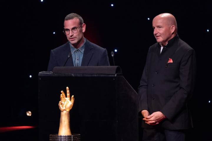 Alex Rosenfield sur la scène du GPHG en 2025 avec Kari Voutilainen: la relance d'Urban Jürgensen y a été plébiscitée par la communauté horlogère en étant nommée dans plusieurs catégories et en remportant la catégorie de la montre Hommes avec l'UJ-2, quelques mois seulement après la présentation des pièces.