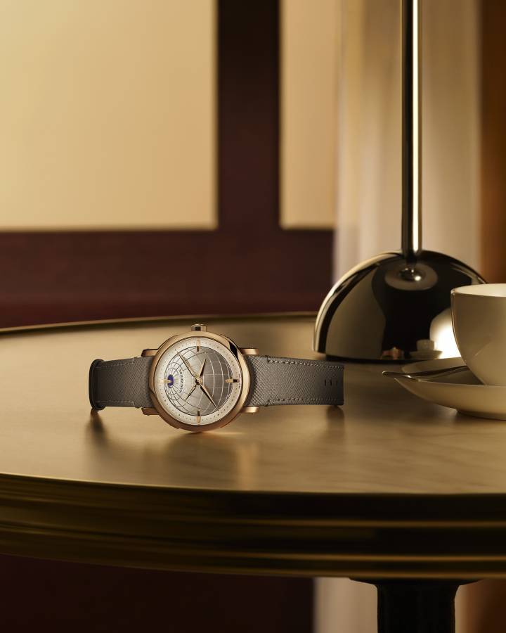 La Twin Zone comprend l'ajout d'une aiguille des minutes réglable indépendamment qui permet un réglage précis à la minute près sur tous les fuseaux horaires mondiaux, y compris ceux avec des décalages non standard. Les aiguilles pleines indiquent l'heure locale, tandis que les aiguilles squelettes indiquent l'heure du domicile.