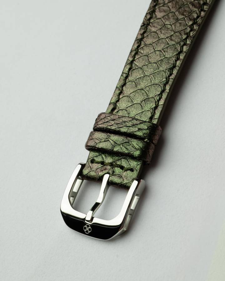 Les bracelets en cuir marin, réalisés par Ictyos à partir de peaux de saumon recyclées, confèrent un côté reptilien supplémentaire aux deux modèles en édition limitée de 50 pièces chacun.
