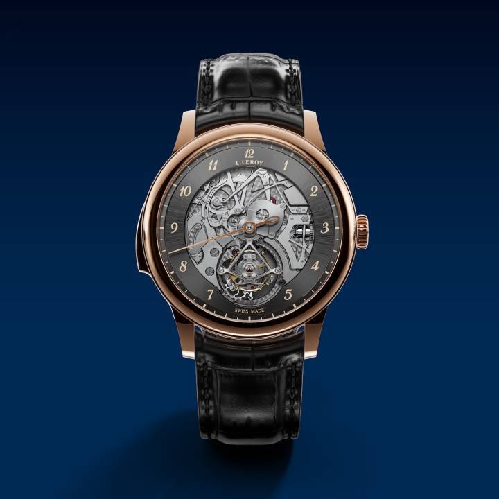 Intégrant tourbillon et répétition minutes et inaugurant l'importante collection Osmior, la Bal du Temps affiche un boîtier fabriqué à partir de métaux nobles tels que l'or 18 carats 5N et le platine, ainsi qu'un matériau plus moderne, le titane grade 5. Ces trois variantes ont un diamètre de 43 mm et une épaisseur de 13,60 mm (y compris le verre saphir bombé).