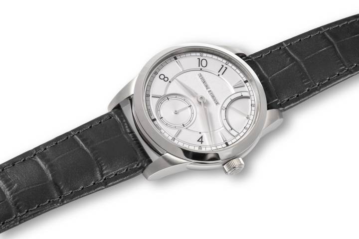 Entièrement conçue, développée et façonnée au sein des ateliers de La Chaux-de- Fonds, la 1902 Réserve de Marche est équipée du mouvement manuel MSE 311.00, d'une autonomie chronométrique de 120 heures grâce à un balancier retravaillé, conçu pour optimiser le fonctionnement des deux barillets montés en parallèle.