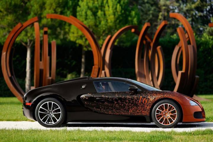 Avant Alto, Bernar Venet avait réalisé une seule collaboration. C'était avec Bugatti en 2012: une Grand Sport transformée en œuvre d'art affichant les formules mathématiques utilisées par les ingénieurs de la marque, présentée à Miami lors d'Art Basel.