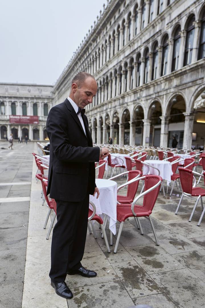 Italie, Venise: «J'ai volontairement choisi cet angle-là, avec les arches de la place Saint Marc. J'avais envie de montrer une Venise un peu cliché, intemporelle. Sur cette place, on traverse les siècles. Chaque fois que l'on revient dans cette ville, on sait que l'on va retrouver ici ces mêmes tables, ces mêmes nappes, ce même serveur attendant l'affluence des touristes. C'est ce que j'aime dans cette image: ce rapport au temps. Venise existera-t-elle toujours ou pas?» 