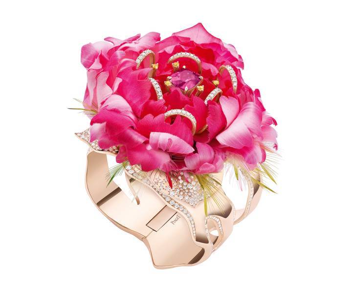 Issu de la collection de haute joaillerie Shapes of Extraleganza de Piaget, un bracelet revisite la rose Yves Piaget en plumes, en collaboration avec Nelly Saunier.