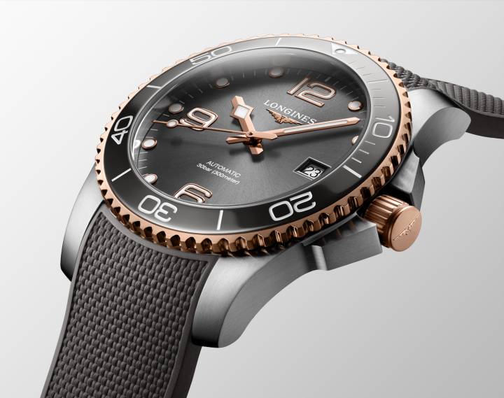 De nouvelles variations bicolores animent en 2021 l'une des collections phares de Longines, la ligne HydroConquest. Etanchéité à 300 mètres, lunette rotative unidirectionnelle, couronne et fond vissés et boucle déployante double sécurité avec rallonge de plongée intégrée accentuent le caractère sportif de cette collection.