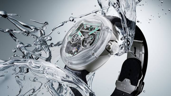 Après le succès de la montre de poche transformable, la MP-16 Arsham Droplet, la Hublot MP-17 MECA-10 Arsham Splash Titanium Sapphire est une véritable sculpture à porter au poignet, dont chaque courbe reflète la vision créative de D. Arsham. La taille compacte du boîtier de 42 mm a été rendue possible par l'intégration du nouveau Meca-10 de Hublot, un mouvement interne à remontage manuel plus petit qui peut être vu à travers l'ouverture du cadran et le fond du boîtier en saphir.