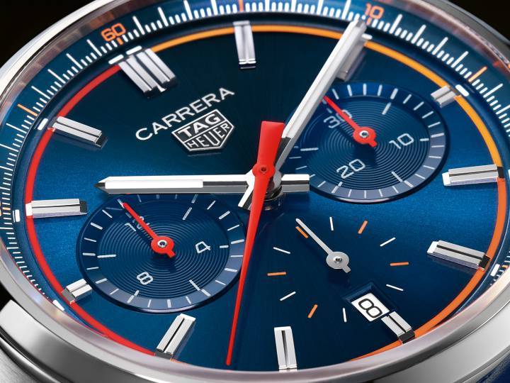 TAG Heuer présente également la nouvelle génération de chronographes Carrera de 42 mm avec un cadran bleu ou noir caractéristique et des détails sportifs en dégradé orange rappelant les compteurs de vitesse des voitures de course classiques. 