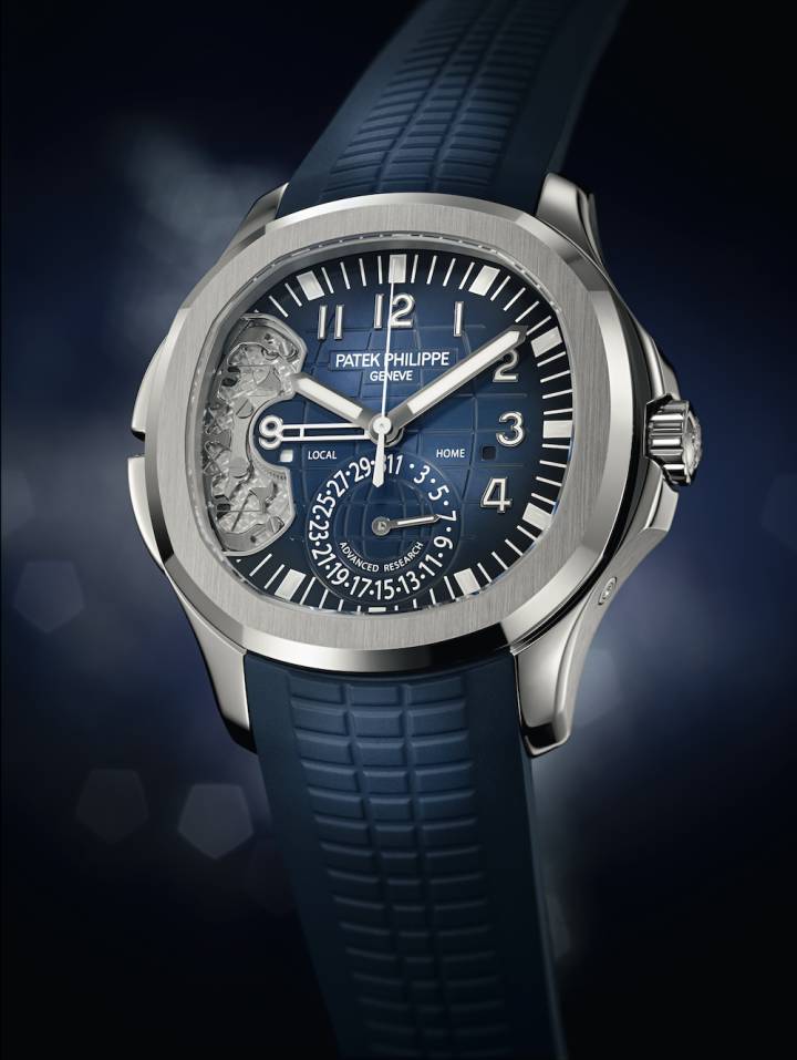 La Patek Philippe 5650G Advanced Research Aquanaut Travel Time White Gold, éditée en série limitée en 2016, est un exemple d'innovations croisées. Elle combine un organe régulateur high-tech en silicium et, seconde innovation, un dispositif de mise à l'heure qui remplace les habituelles articulations pivotantes par des mécanismes dits «compliants» ou flexibles. Ce dispositif, composé de seulement 12 pièces en acier filigrané avec plusieurs ressorts à lames entrecroisés - contre les 37 pièces utilisées dans le mécanisme traditionnel - transmet les actionnements des deux poussoirs de fuseau horaire à l'affichage de l'heure locale. 