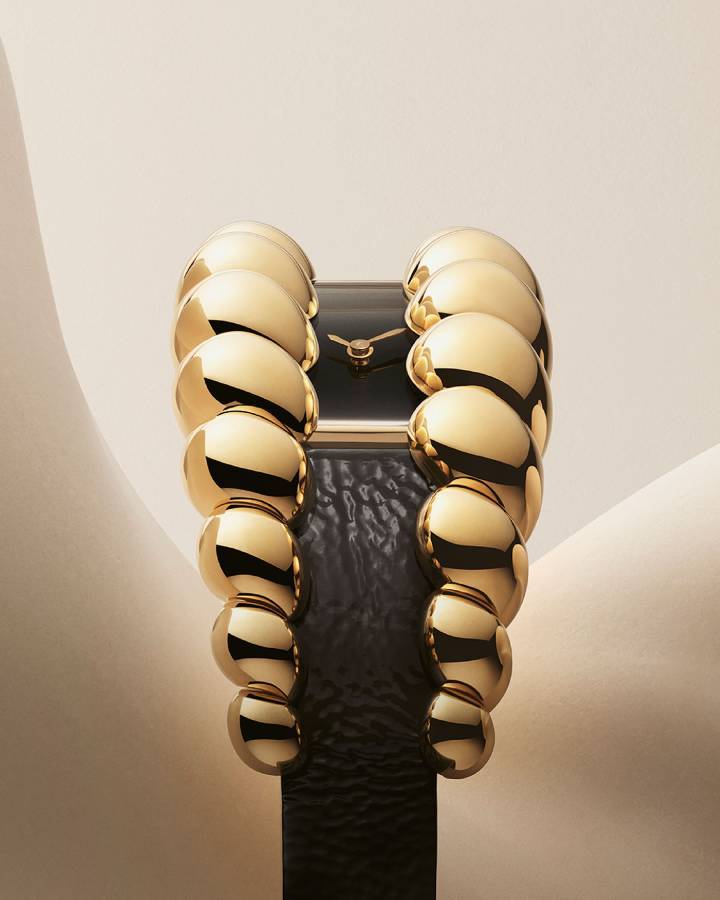 Avec la montre Tressage, l'or, les diamants et les pierres se métamorphosent selon une alchimie propre à Cartier, dans le sillage des montres Maillon, Coussin et Reflection de Cartier. Or jaune, volumes singuliers, contrastes de matières