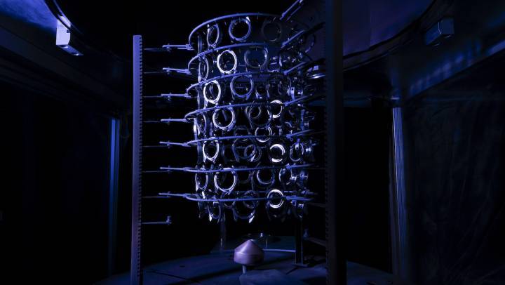 Comadur est l'une des très rares entités dans le monde à maîtriser la technologie plasma, qui voit l'oxyde de zirconium passer dans une enceinte dont la torche plasma peut atteindre les 20'000°C, ce qui permet de retirer les atomes d'oxygène. 