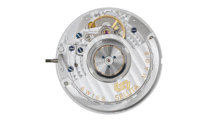 SW1000: Famille de mouvements automatiques haut de gamme extra-minces (3,90 mm de hauteur pour un diamètre de 20 mm). Segment de prix supérieur pour la réalisation de montres dame ou de forme. Heure, minute au centre. Date avec correction rapide. Dispositif stop seconde. Réserve de marche de 46 heures.